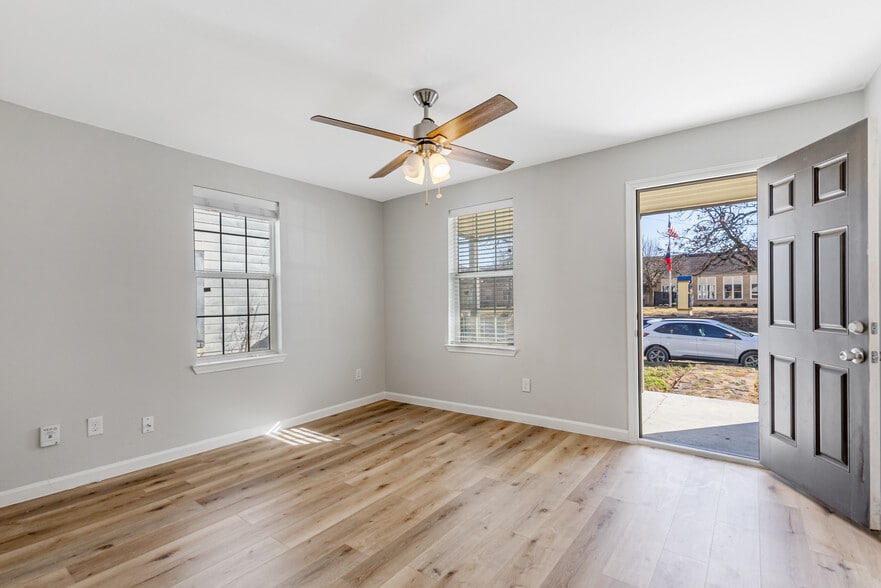 ceiling fan both bedrooms - 1123 W Morgan St