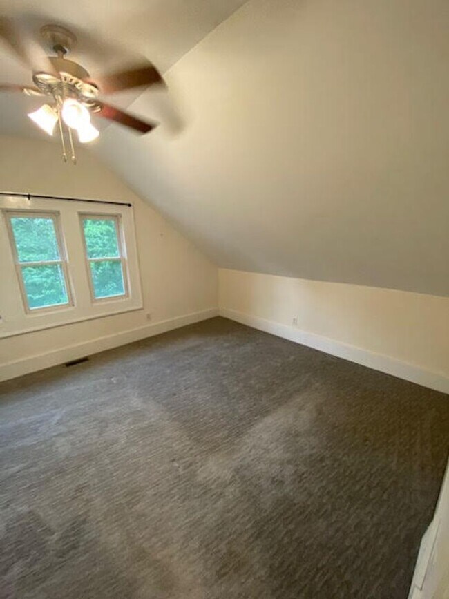 Building Photo - Charming 3-Bedroom, 1 1/2 Bath Upper Duplex in Beautiful Garfield Park Neighborhood