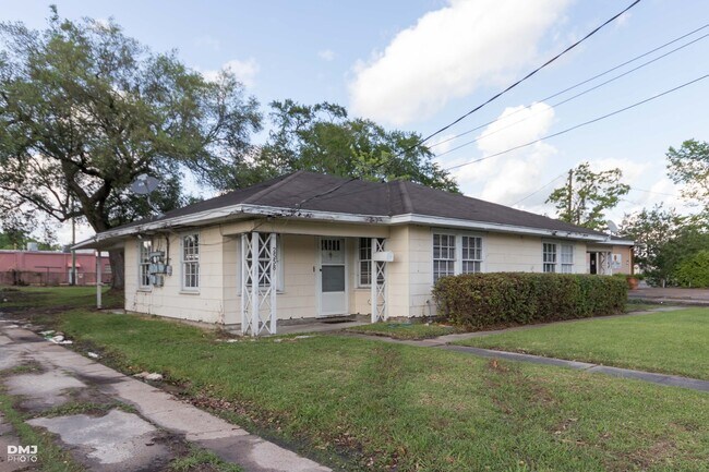 Building Photo - Broadway 2556-2558