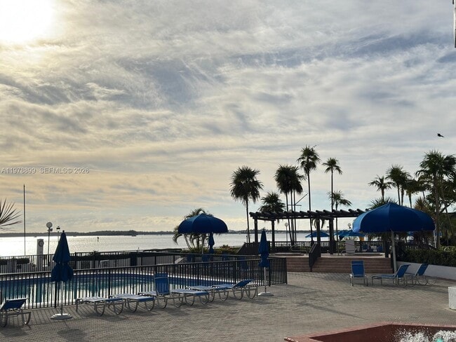 Building Photo - 999 Brickell Bay Dr