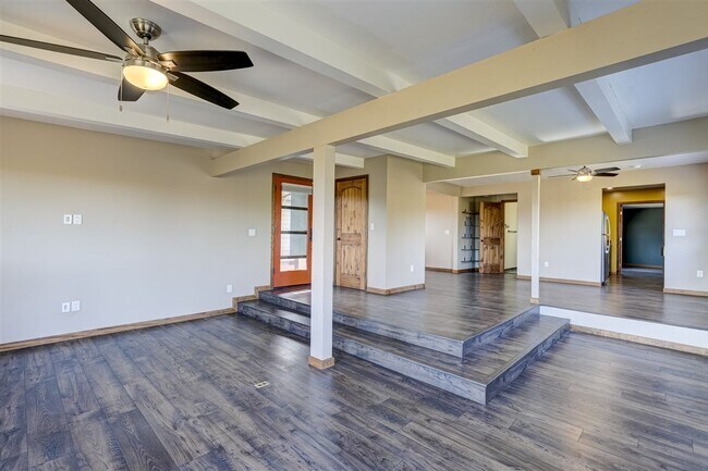 Building Photo - Newly Remodeled 2 Bed, 1 Bath + a Den  Home at The Base of Thumb Butte!