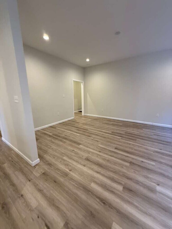 Building Photo - "Charming 2-Bed/1 bath Multiplex Gem on Nebraska Ave - 1000 Sq Ft of Comfort in St. Louis!" BENTO...