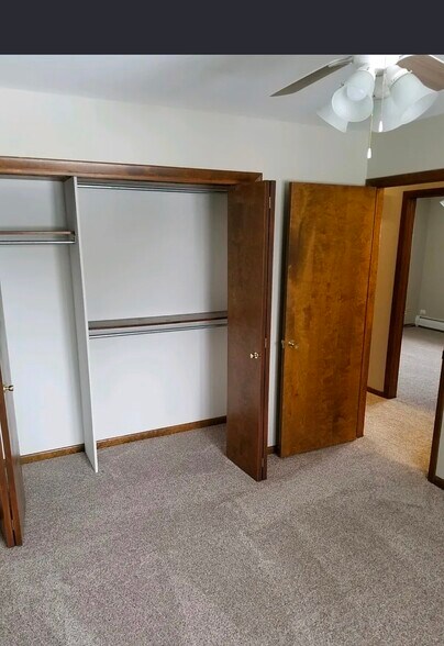 Building Photo - 9431 Kennedy Ave