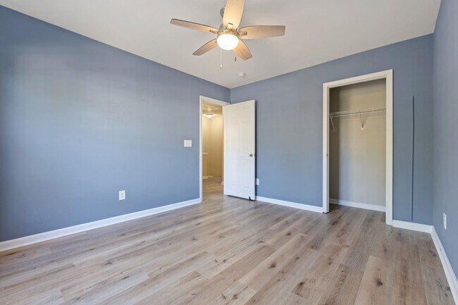 Building Photo - 3 Bedroom, 2.5 Bathroom Townhouse with Fen...