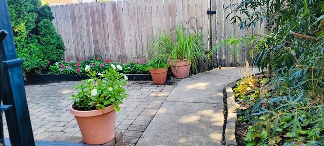 Building Photo - 4419 S Wallace St