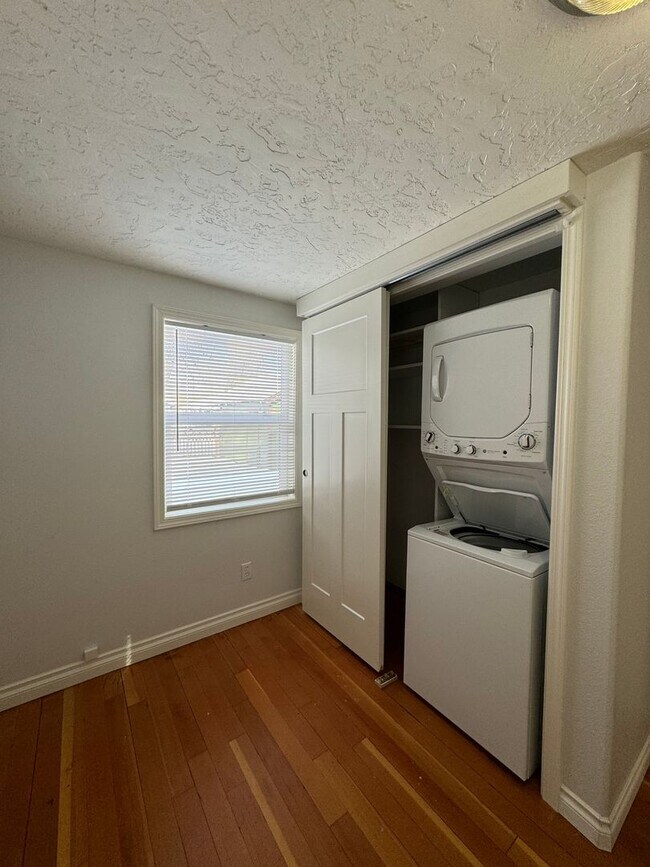Building Photo - Adorable 3 bed/ 1 bath Home Desirably Loca...