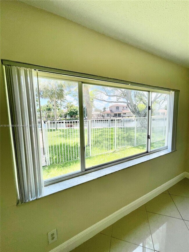 Building Photo - 251 SE 6th Ave