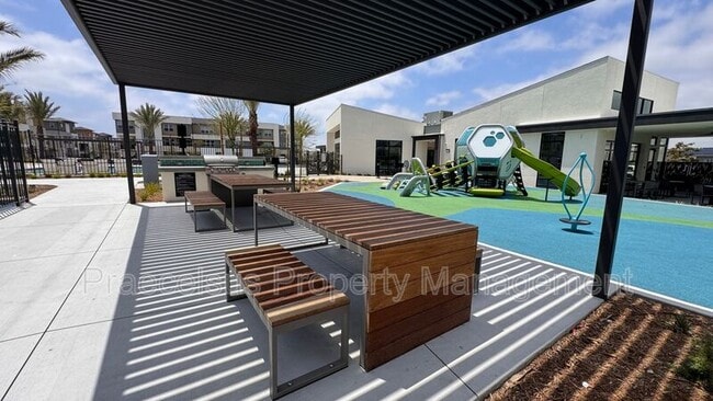 Building Photo - 824 Makani St