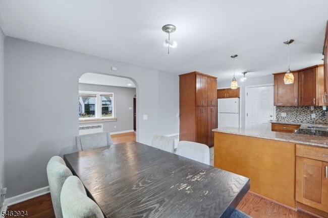 Building Photo - 635 Robinson Terrace