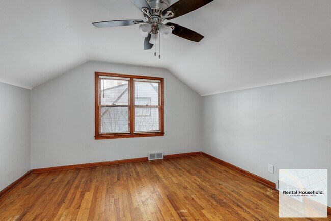 Building Photo - ~ 3 BEDROOM 1 BATH BUNGALOW SECURTIY DEPOSIT SPECIAL ~$500