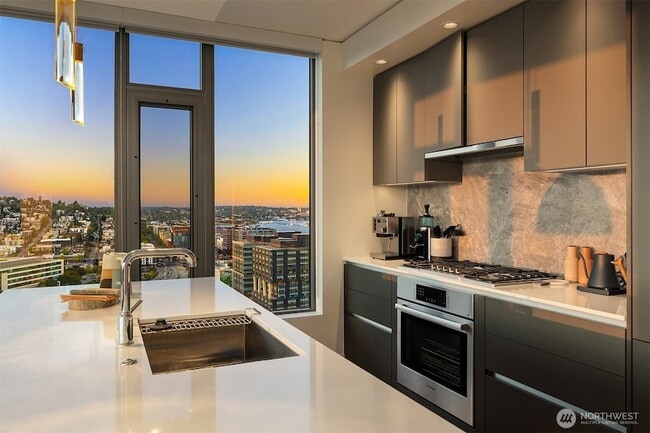 Building Photo - 2510 6th Ave