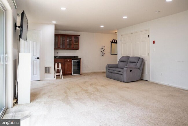 Building Photo - 42243 Canary Grass Square