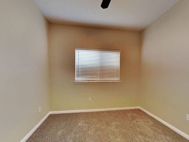 Building Photo - *No App Fee.*1 Month FREE Rent w/move in b...
