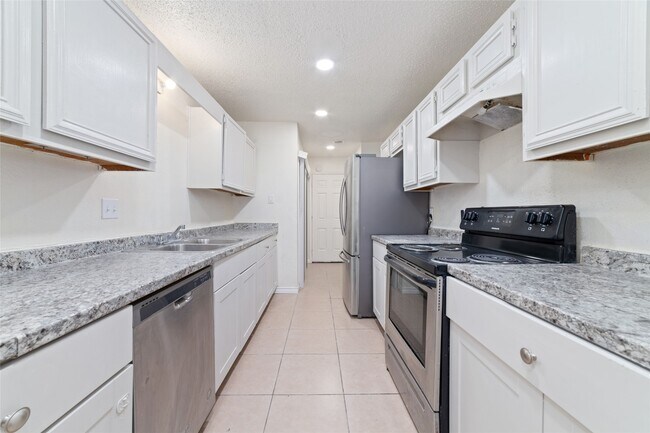 Building Photo - 5711 Longforest Dr