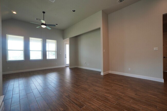 Building Photo - 6650 Verona Pl