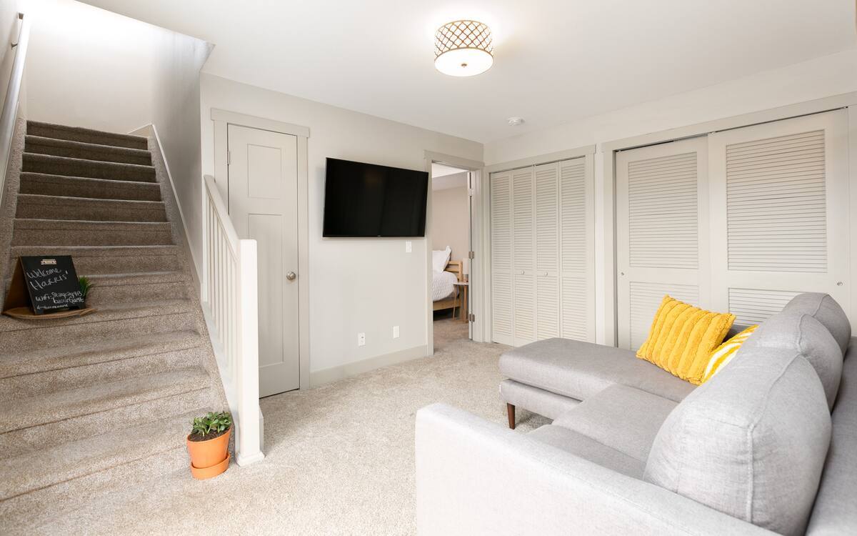 Building Photo - 913 Columbine Ave