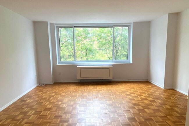 Primary Photo - 250 S End Ave