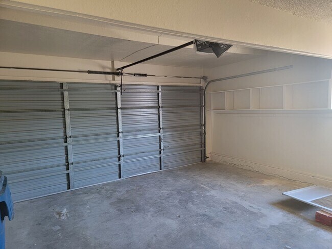 Building Photo - 3 Bdrm House with Fireplace !!