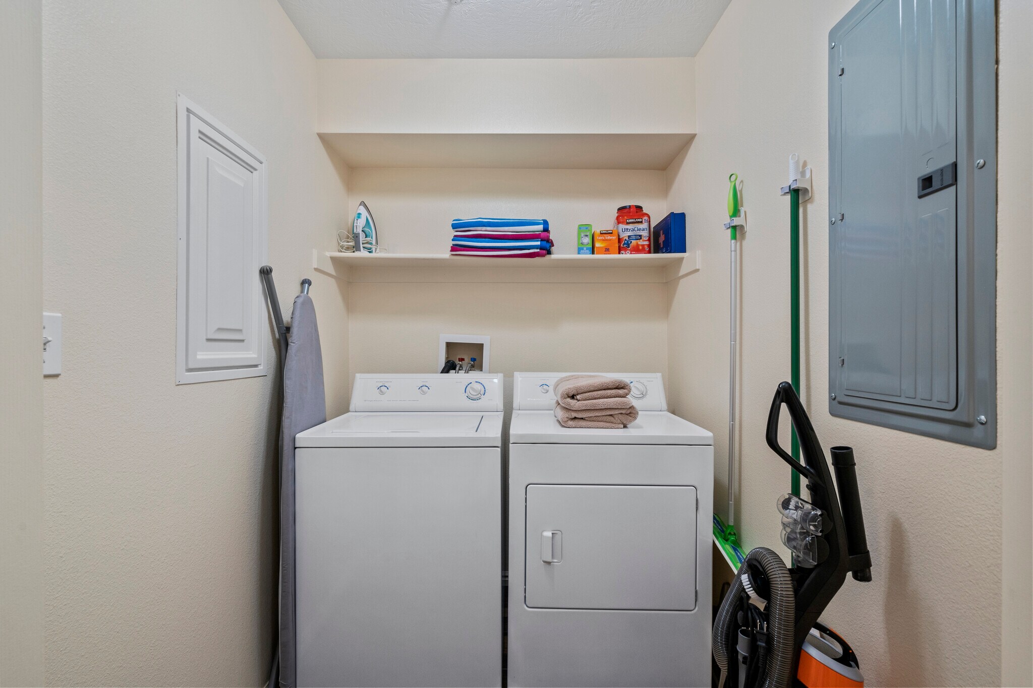 Full Size Washer and Dyer - 1800 Fox Bay Dr