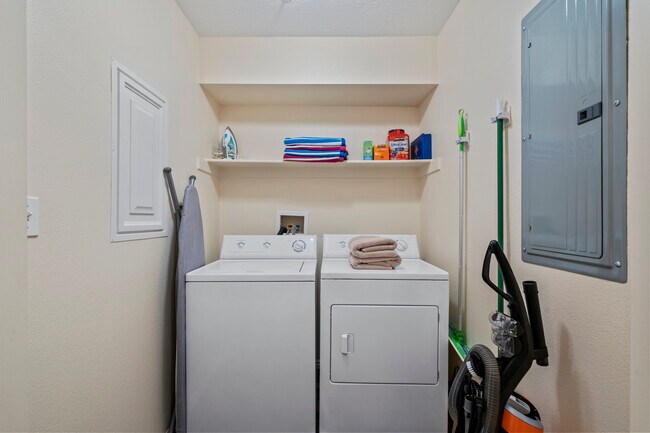 Full Size Washer and Dyer - 1800 Fox Bay Dr