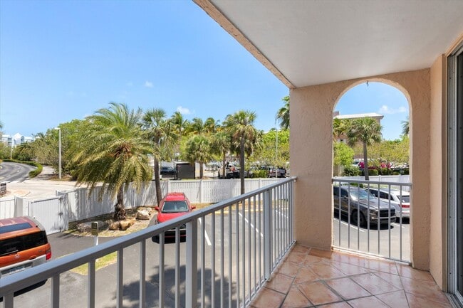 Building Photo - 2 Bedroom 2 bathroom condo available!