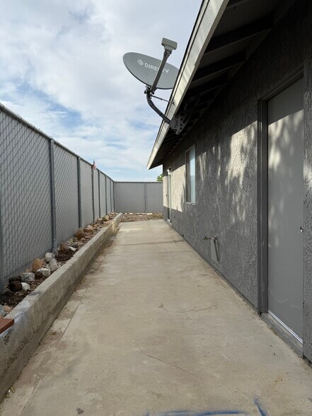 Building Photo - 13965 Smoketree St