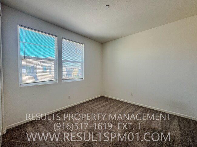 Building Photo - Beautifully upgraded Four bedroom w Loft