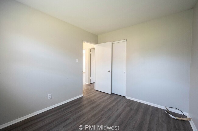 Building Photo - Charming 2-Bedroom Duplex in Indianapolis with Modern Amenities!