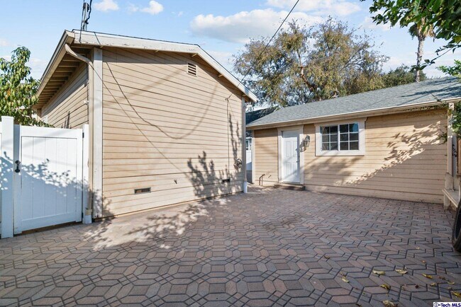 Building Photo - 666 W Lexington Dr