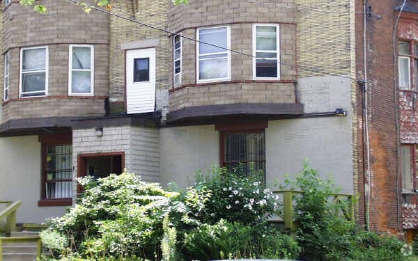 Primary Photo - Larchmont Apartments