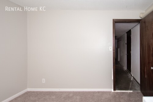 Building Photo - Roomy duplex w/ Finished Lower Level + Fen...