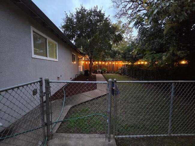 Building Photo - 3 bed 1 bath Duplex with garage and privat...