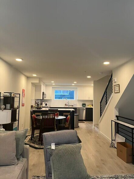 Building Photo - 11208 Pinehurst Way NE