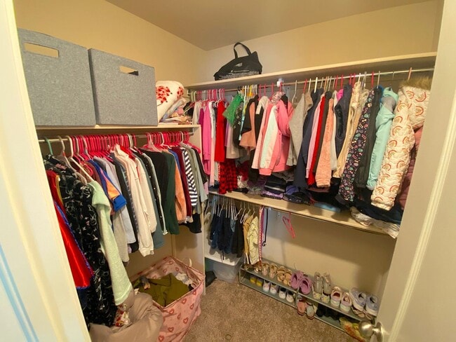 Building Photo - Gorgeous 4bed/3.5bath with 2 Master Bedrooms!