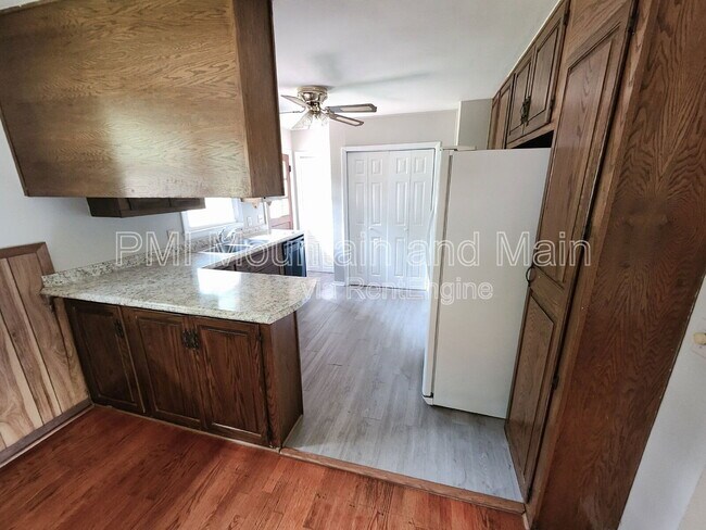 Building Photo - 317 N Hillandale Dr