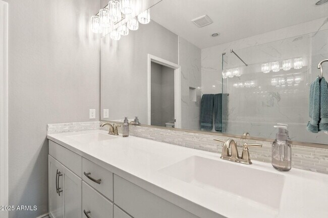 Building Photo - 2425 W Bronco Butte Trl