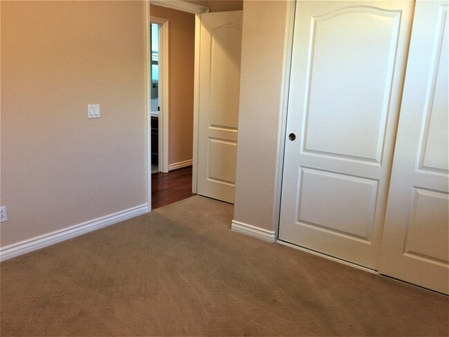 Building Photo - Gorgeous large single family home in Eastlake!
