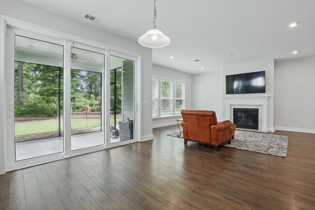 Building Photo - Spacious 5 Bedroom Home in Richmond Hill’s Waterways Community