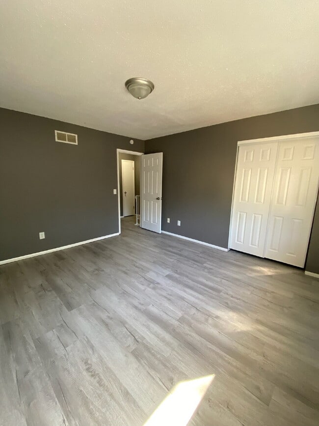 Building Photo - "Charming & Convenient Living: Spacious 2-Bedroom Duplex with 1.5 Baths on Schuetzen Ln, Davenport"
