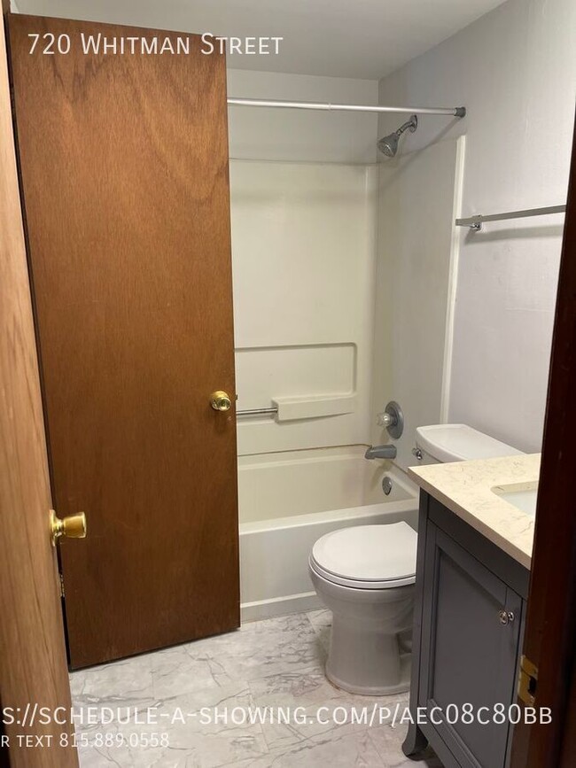 Building Photo - Newly Renovated 1 Bedroom Apt! Stainless A...