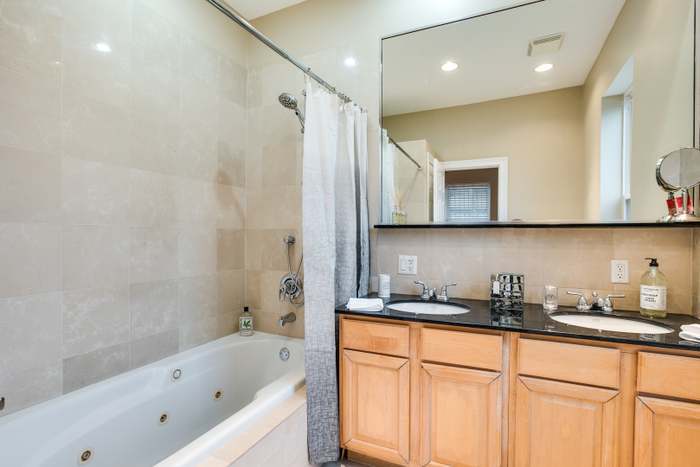 Master bathroom - 5012 S Calumet Ave