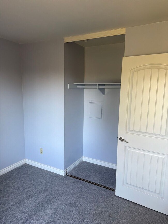Building Photo - Remodeled Spring Valley Townhome