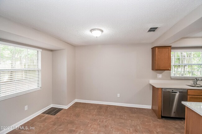 Building Photo - 3885 Mandarin Woods Dr N