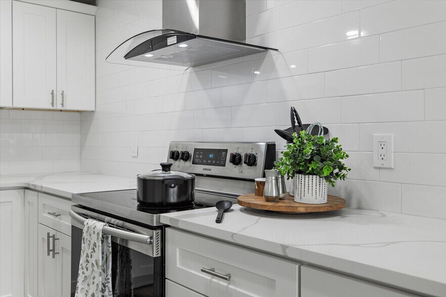 Building Photo - 2410 W Bruneau Pl