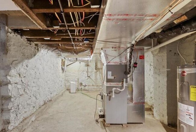 Building Photo - This end-of-row townhome Old Uptown Harris...