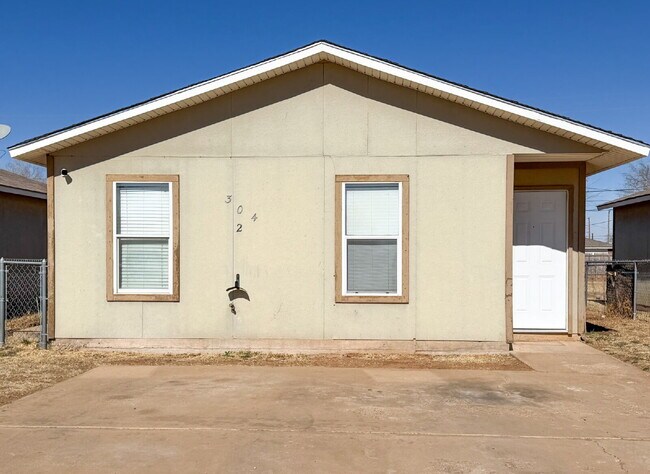 Building Photo - 2 Bedroom with Large Fenced Yard!