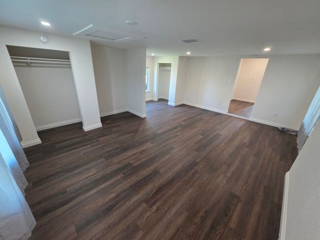 Building Photo - LOOKS JUST LIKE NEW