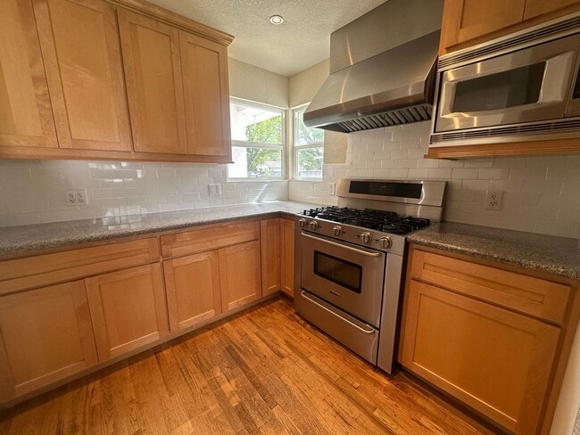 Building Photo - 3 Bedroom 2 Bathroom Home with Pool