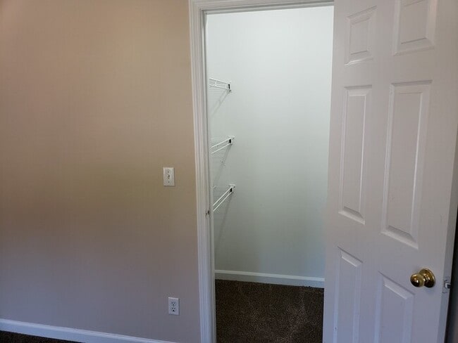 Building Photo - Large Home on Dead End street