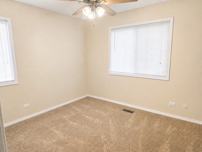 Building Photo - 320 Thistle Dr